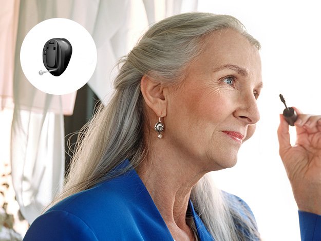 Bild på en kvinna som har provat ut oticon Own hos Audikas experter på hörsel