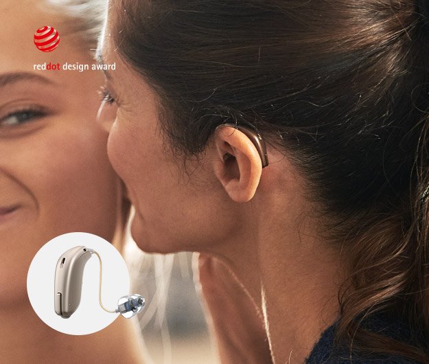 Bild på kvinna som har en hörapparat på baksidan av örat. Även närbild på hörapparat i beige färg.