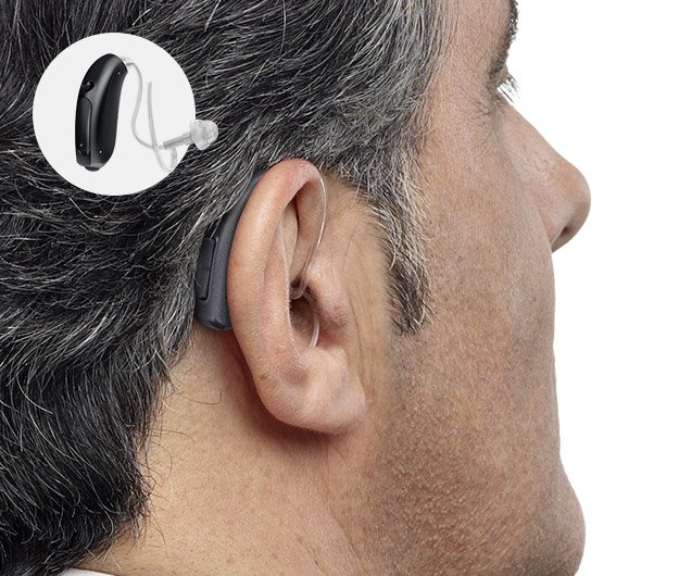 Bild på man som en typ av bakom-örat hörapparat