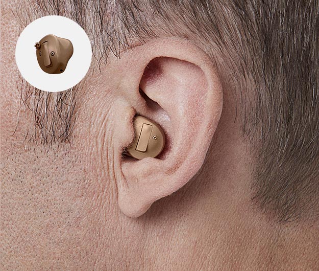 Bild på person med halv ite hörapparats typ i örat