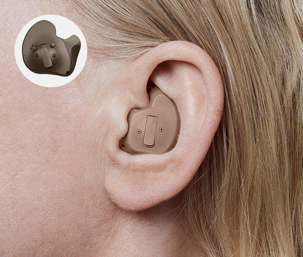 Bild på person och en hörapparatstyp fullt skal