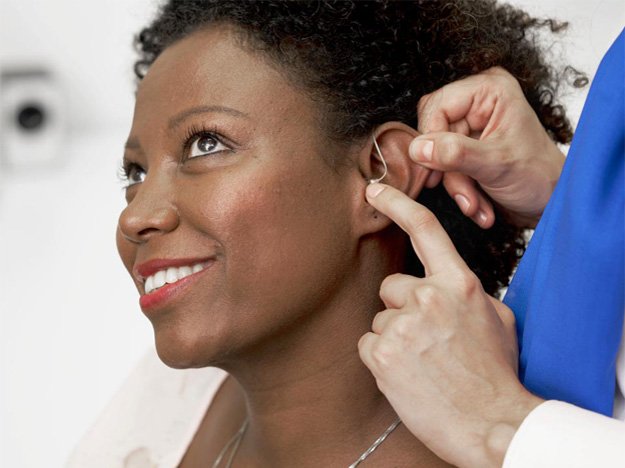 Bild på en person som fått sin hörapparat justerad under öppen mottagning hos Audika