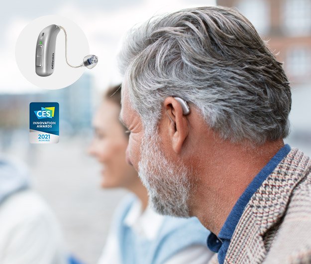 Man med oticon more hörapparat som finns med hörselhjälpmedel
