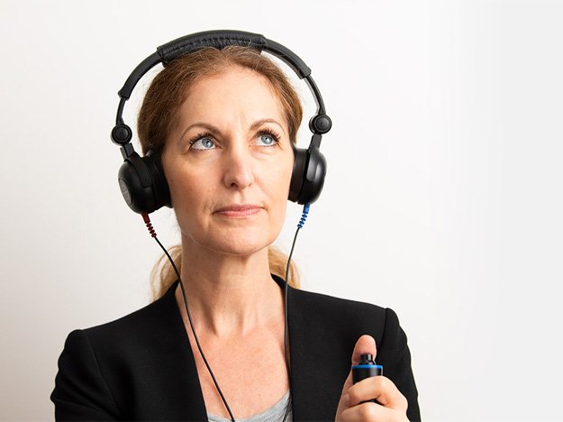 Bild på en kvinna som har bokat tid på en hörselklinik i Stockholm