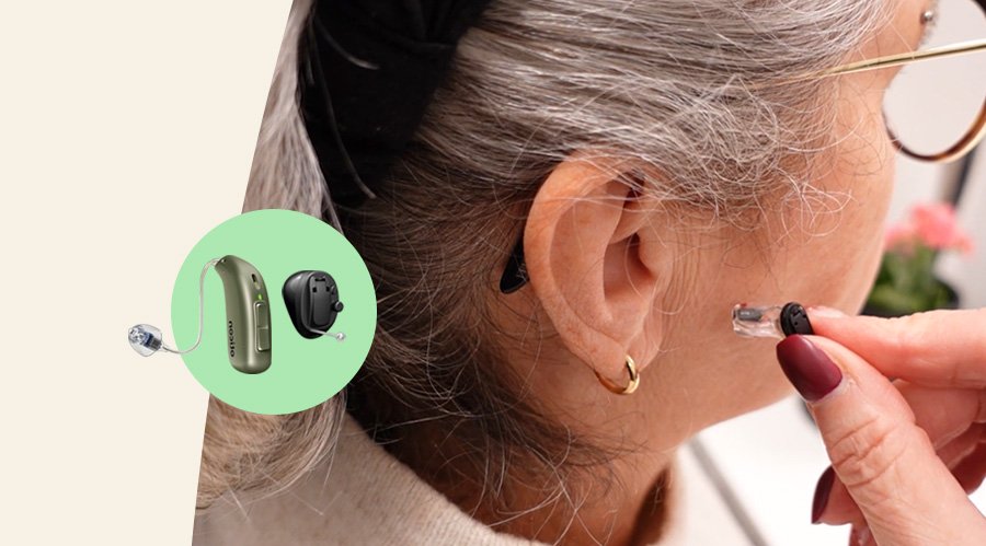 Bild på kvinna som provar ut en hörapparat efter att ha gjort ett hörseltest på en av Audikas hörselkliniker