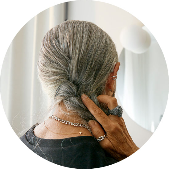 Bild på en kvinna som har en hörapparat bakom-örat, hörapparater kan hjälpa till vid tinnitus