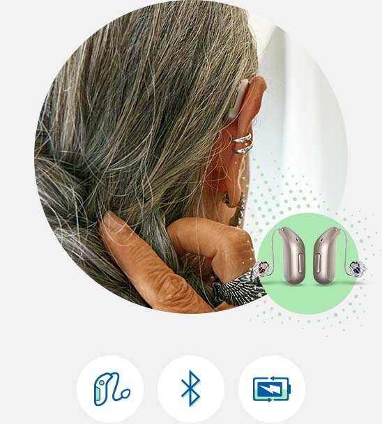 Bild på en kvinna som har en Oticon Intent hörapparat, en hörapparatsmodell från Oticon