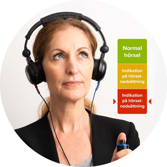 Bild på en kvinna som gör ett hörseltest online som ger indikation på nedsatt hörsel