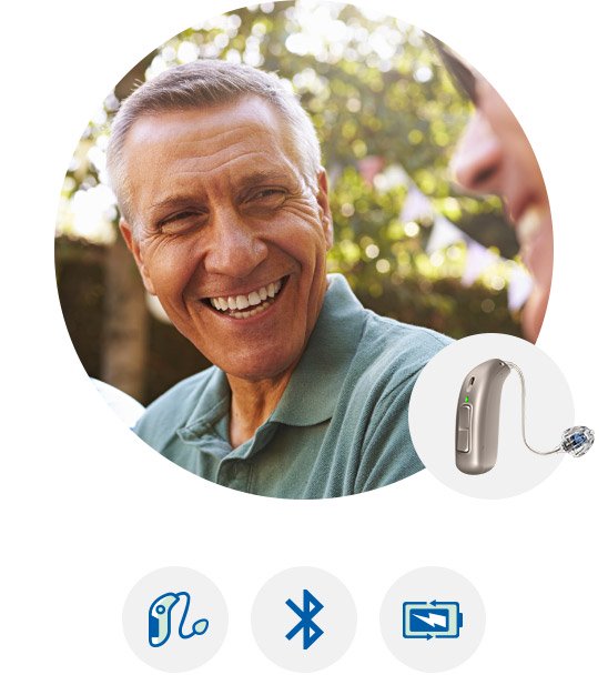 Bild på skrattande man, en närbild på en beige hörapparat och ikoner på hörapparat, batteri och Bluetooth.