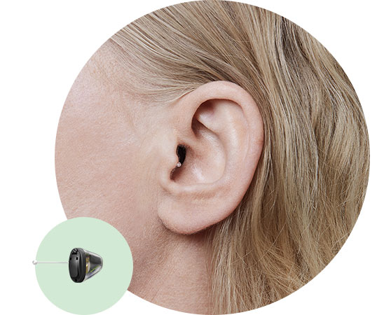 bild på hur den minsta allt-i-örat hörapparaten sitter i örat