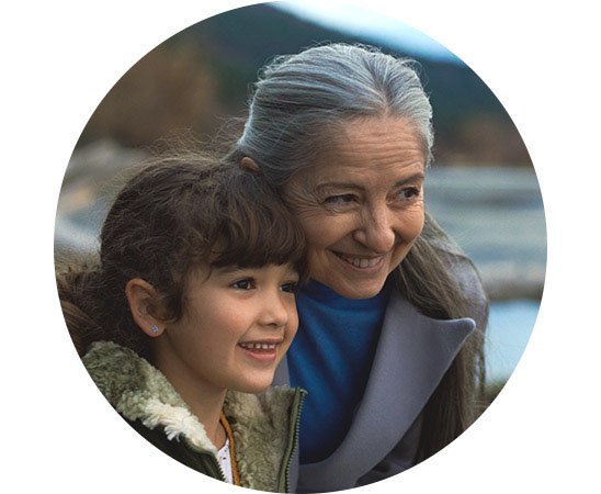 Bild på en en kvinna med sitt barnbarn som älskar sina öron och ser ut över världen