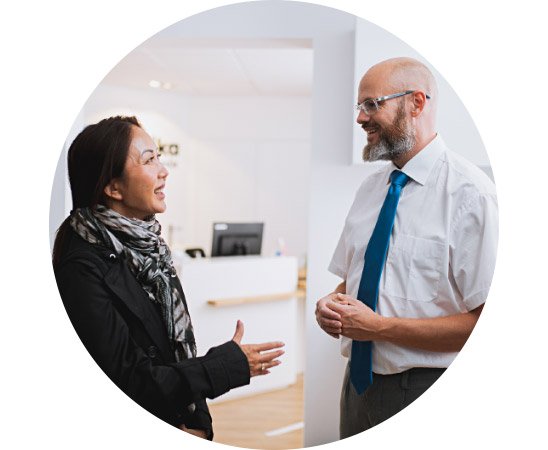 Bild på en man och en kvinna som talar på en av Audikas privata hörselkliniker