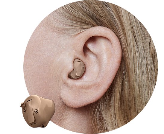Bild på avancerad hörapparat som placeras i örat.