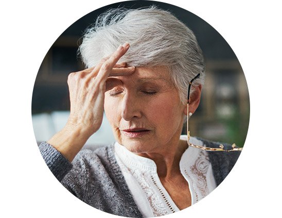 Bild på en kvinna som känner trötthet på grund av obehandlad hörselnedsättning