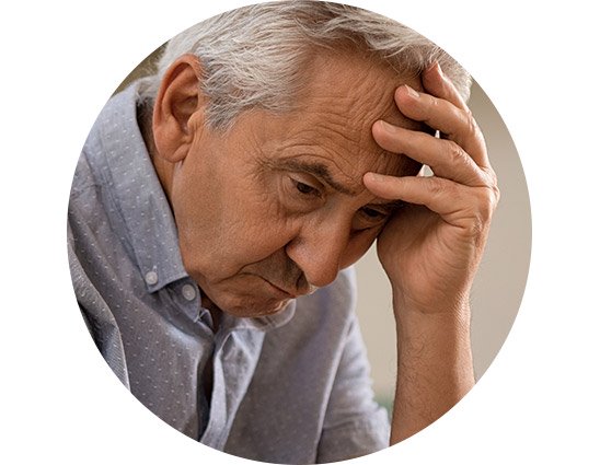 Bild en man som visar oro efter att ha levt med obehandlad hörselnedsättning