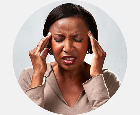 Bild på en kvinna som har typen konduktiv hörselnedsättning