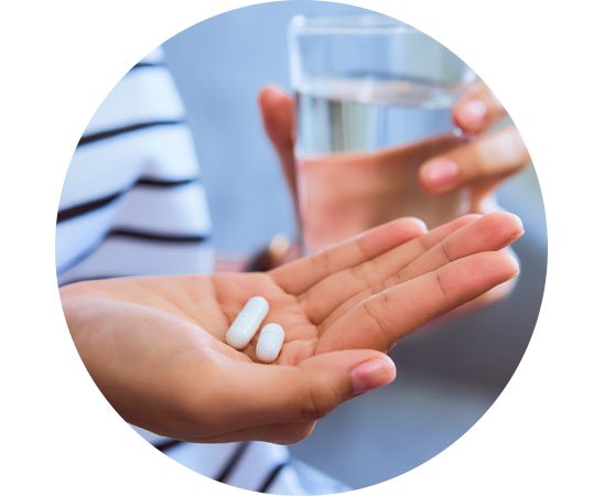 Bild på en hand som håller i medicin, av vissa mediciner kan du få tinnitus