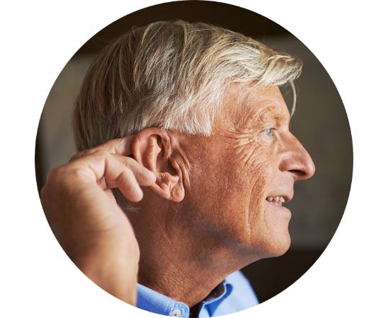 Bild på man som har hörapparat för att behandla symptom av tinnitus.