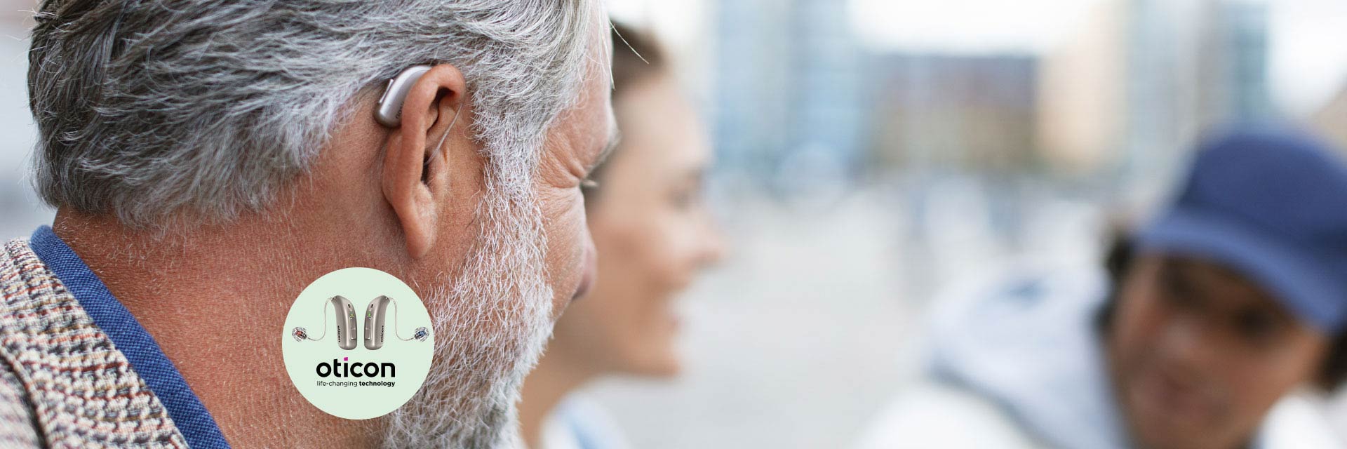 Afbeelding van man met gehoorapparaat achter zijn oor