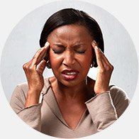 La imagen muestra una mujer sujetando su cabeza porque siente dolor