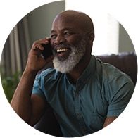 Billedet viser en ældre mand, der taler i telefon