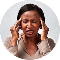 Immagine di una donna con le mani sulla fronte a causa del dolore