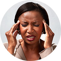 Billedet viser kvinde, der holder hovedet på grund af smerte