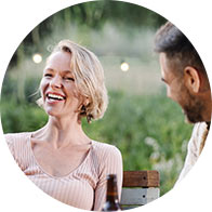 La imagen muestra gente feliz en una cena