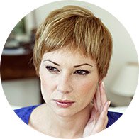 Immagine di una donna con dolore all'orecchio
