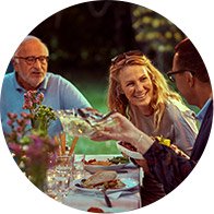 Imagem mostra pessoas num jantar ao ar livre