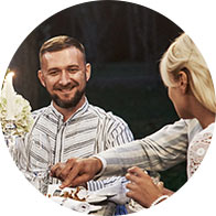 Billede viser en mand, der smiler ved en middag