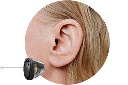 Imagem mostra um aparelho auditivo invisível dentro do ouvido
