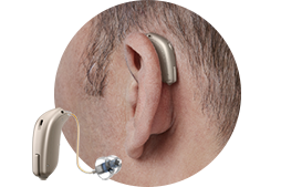 L’image montre un appareil auditif intra-auriculaire visible