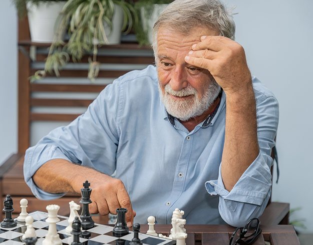 imagem mostra homem a jogar xadrez