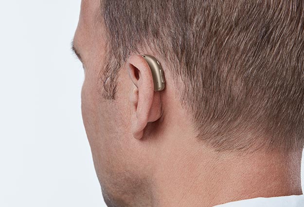 imagem mostra aparelhos auditivos atrás da orelha