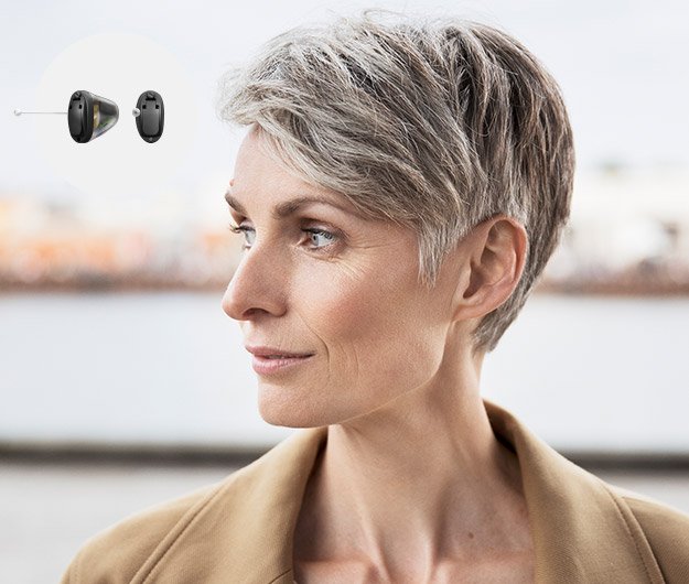 billede viser kvinde og i ørekanalen høreapparat