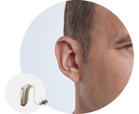 L’image montre un homme portant un appareil auditif à écouteur dans l’oreille