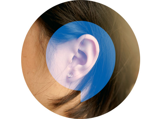 Bild på ett öra med en blå pratbubbla ovanför