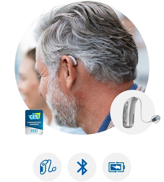 Afbeelding van Oticon More-gehoorapparaat gedragen door een man