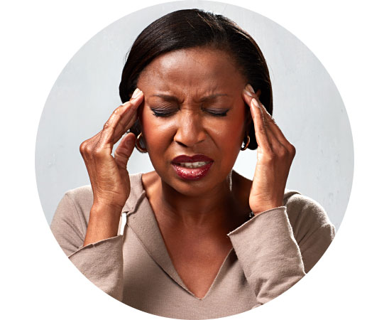 Imagem mostra mulher a segurar a sua cabeça devido a dor
