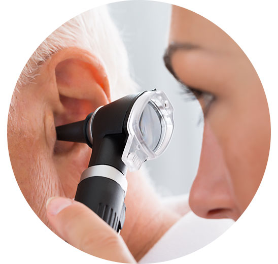 La imagen muestra un oído siendo examinado
