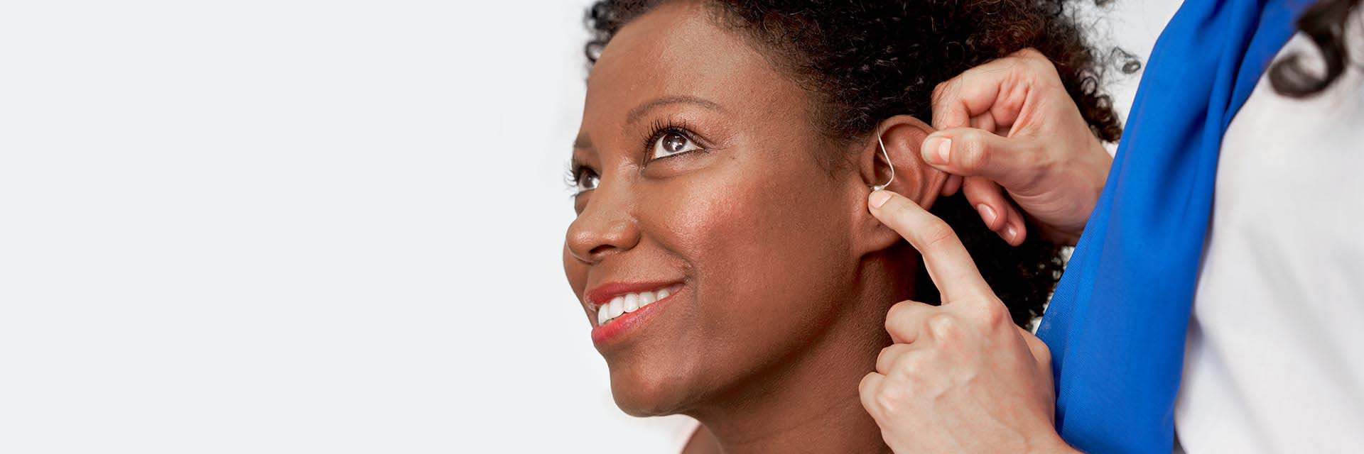 Vrouw krijgt het beste gehoorapparaat aangemeten
