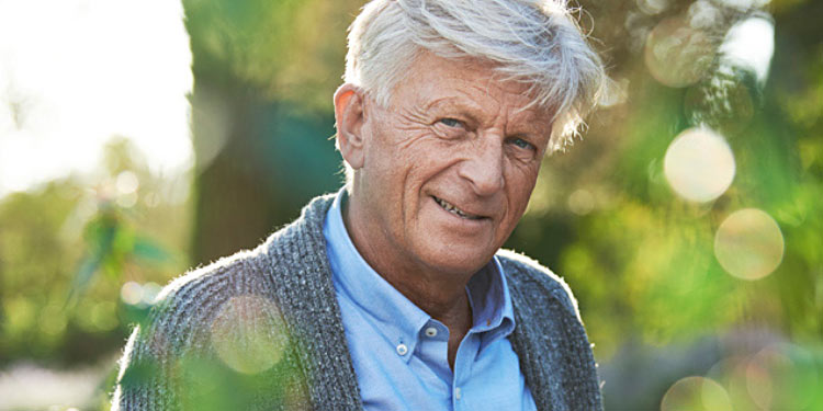 Image d'un homme dans son jardin