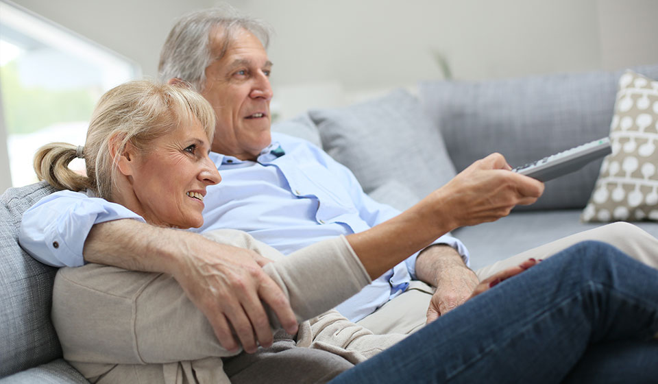 Image d'un couple regardant la télévision