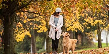 Femme avec son chien dans un parc