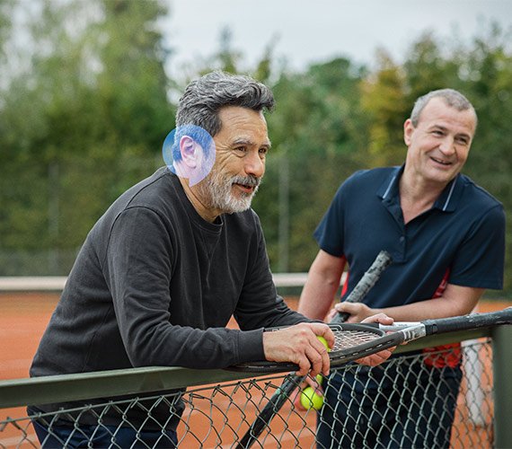 Image de deux hommes qui jouent au tennis