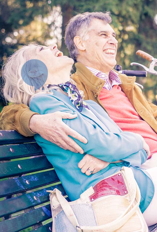 Couple heureux sur un banc