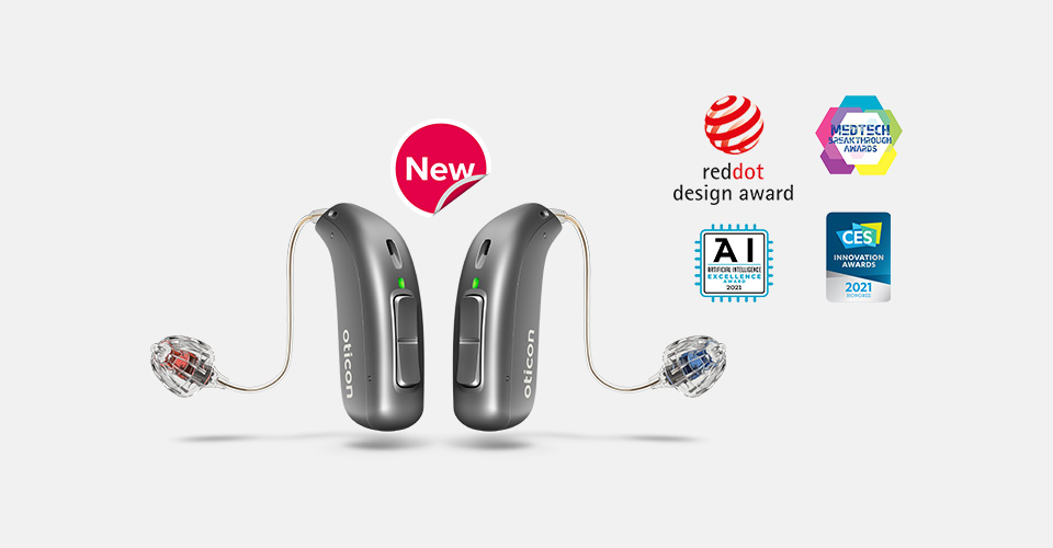 L'image montre les appareils auditifs Oticon More et ses prix remportés