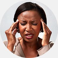L’image montre une femme qui tient sa tête parce qu’elle a mal