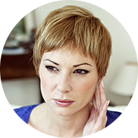 L’image montre une femme qui souffre de la pression dans les oreilles